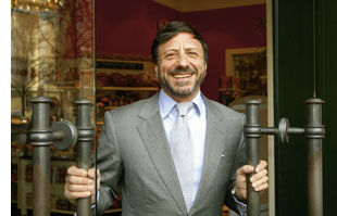 Rocco Forte im Anzug die Tuer in der Hand 