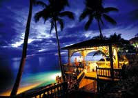 ein Pavillon beleuchtet bei Nacht am Strand 