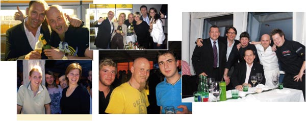 Besucherfotos von der Veranstaltung, leute prosten an, posieren fuer die kamera, laecheln 