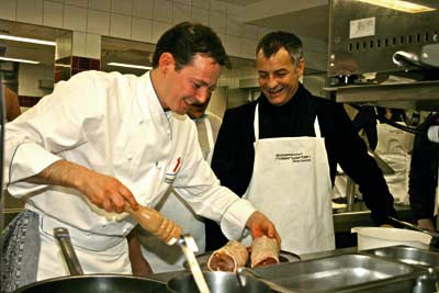 zwei Köche bereiten eine fleischige Mahlzeit vor 
