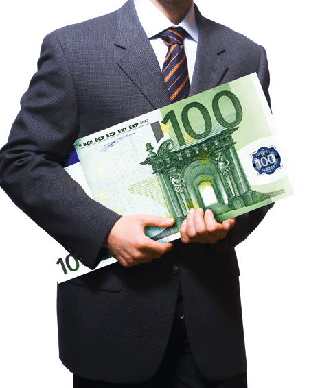 ein Herr im Anzug mit einem riesigen 100 Euro schein in seinen Armen 