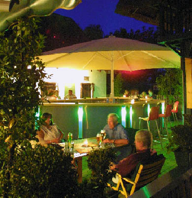 Außenbar des Restaurants zur blauen Gans