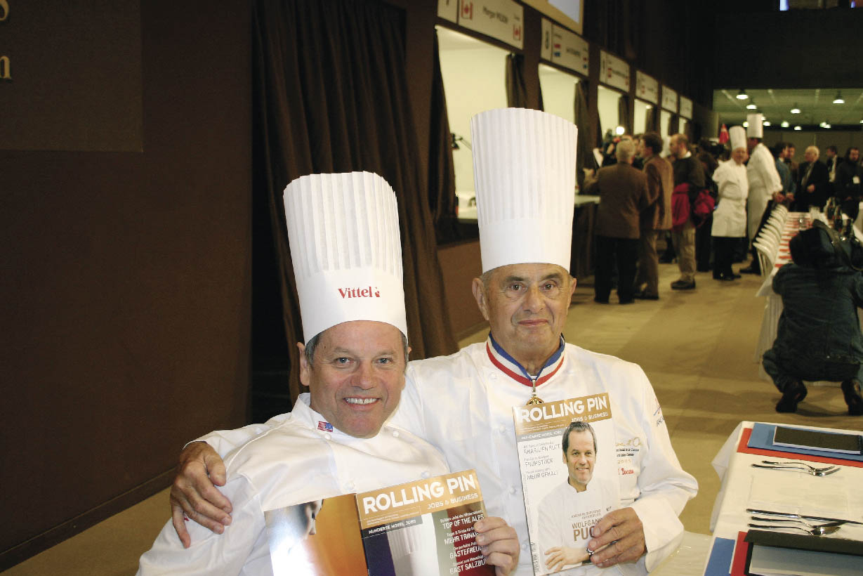 Paul Bocuse und Wolfgang Puck mit einem Rolling Pin in der Hand 