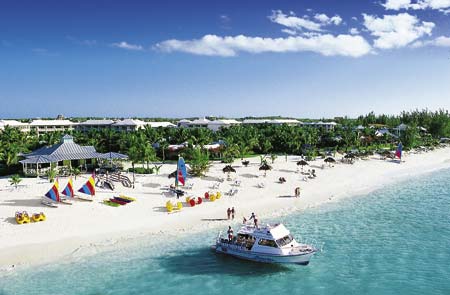 Sandstrand mit Sonnenschirmen und einem Motorboot
