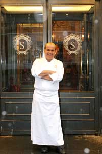 Hans-Peter Fink steht vor der Eingangstür des Hotels Sacher in Wien 