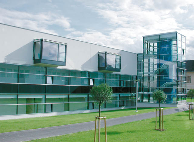 Salzburger Tourismusschule Klessheim Futuristisches Bauwerk hauptsächlich aus Glas bestehend