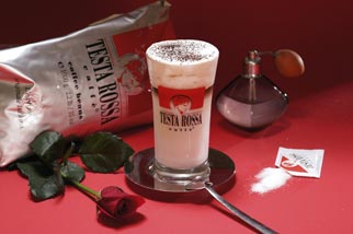 Ein Latte Kaffeeglas, Kaffeebohnen und eine Rose auf einem Tisch 