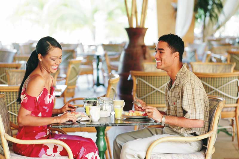ein lachendes paar während eines rendezvous in einem restaurant 
