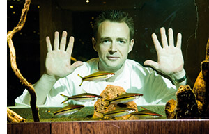 Holger Stromberg hinter einem Aquarium 
