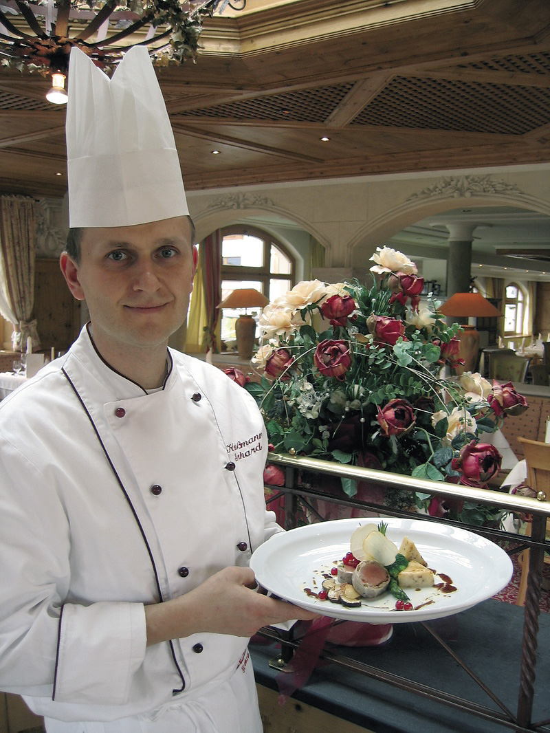 Gerhard Kriessmann mit einem Rehrückefilet im Preiselbeermantel 