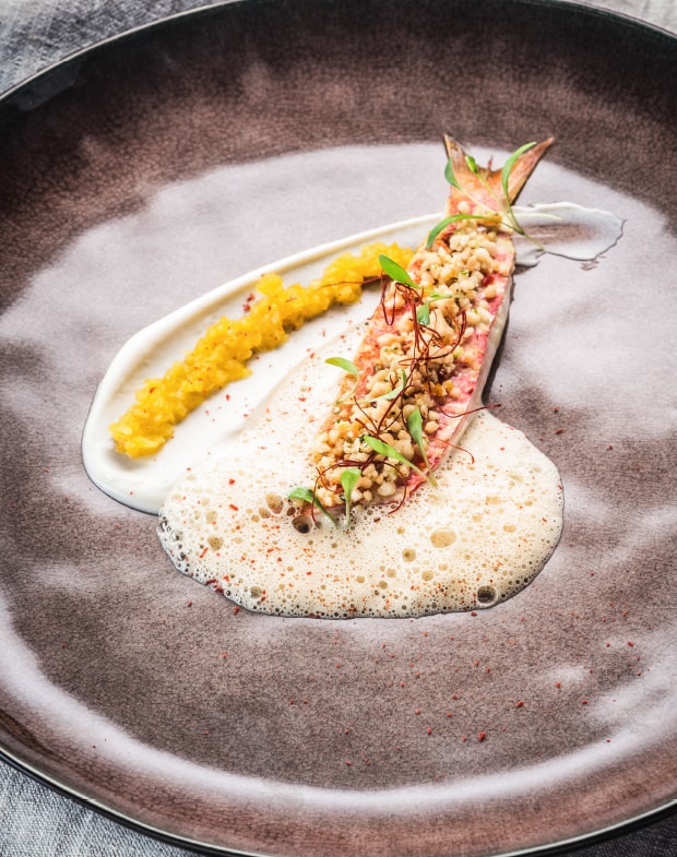 Rotbarbenfilet mit Macadamianüssen und Kaffirlimette, feiner Duftreiscréme und milder Thai Curryschaum