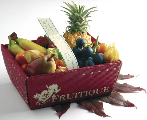 ein Obstkorb mit Bananen, Weintrauben, Ananas, Birnen und anderen Früchten 