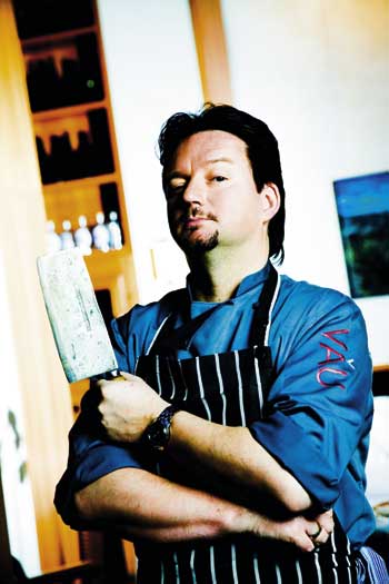 Kolja Kleeberg mit Beil in der Hand 