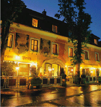 ein hotel bei nacht verzaubert vom licht der laternen 