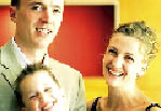 Grander®-Technologie eine Junge Familie, bestehend aus mutter vater und kind lächeln in die kamera