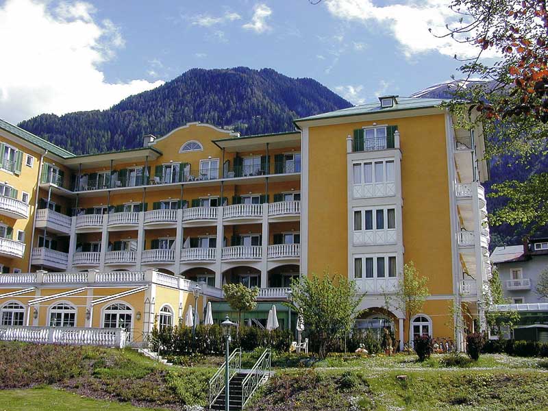 Gastroeliteschmiede Bad Hofgastein an einem schönen Frühlingstag mit einem Berg im Hintergrund