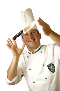 Raimund Pammer hält ein Messer in der Hand und drückt mit dem Finger gegen die Klinge