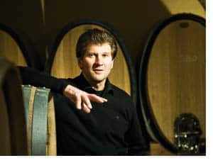 Walter Skoff mit Weinfässern