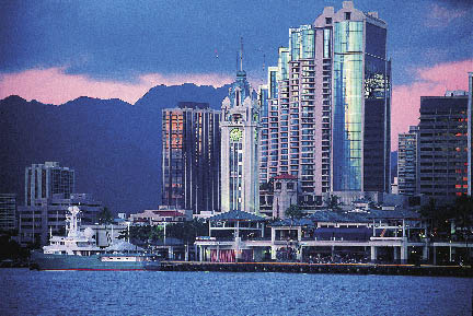 die Skyline auf Hawaii in der Dämmerung 