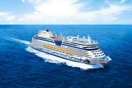 das Aida Kreuzfahrtschiff auf hoher See 