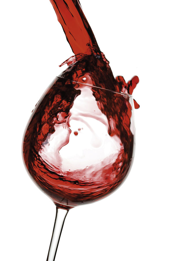 ein Cabernet Sauvignon wird eingeschenkt 