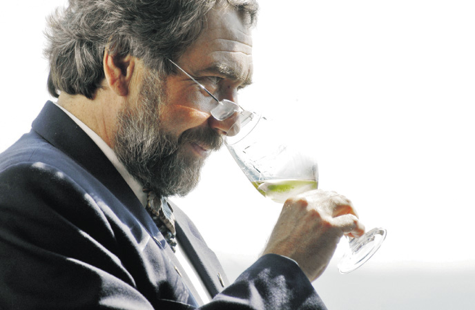 Ein mann verkostet ein Weiswein 