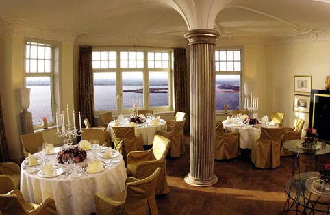 Das Bistro von Herr Hauser mit griechischen Säulen, Panoramafenstern und einem Blick aufs offene Meer