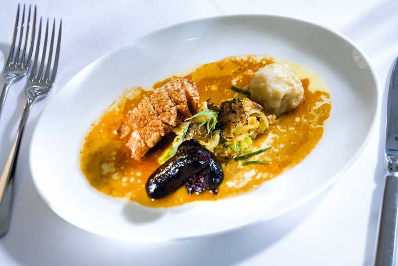 hausgemachte Blutwurst und Grammel- knödel vom Freilandschwein mit getrüffelten Krautfleckerln