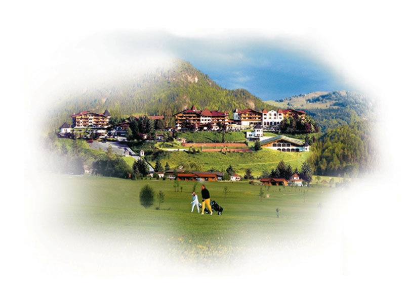 Freizeitmöglichkeiten golfspielendes paar vor dem hotel lärchenhof in erpfendorf während des sommers