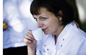 eine Frau geniesst ihren Espresso 