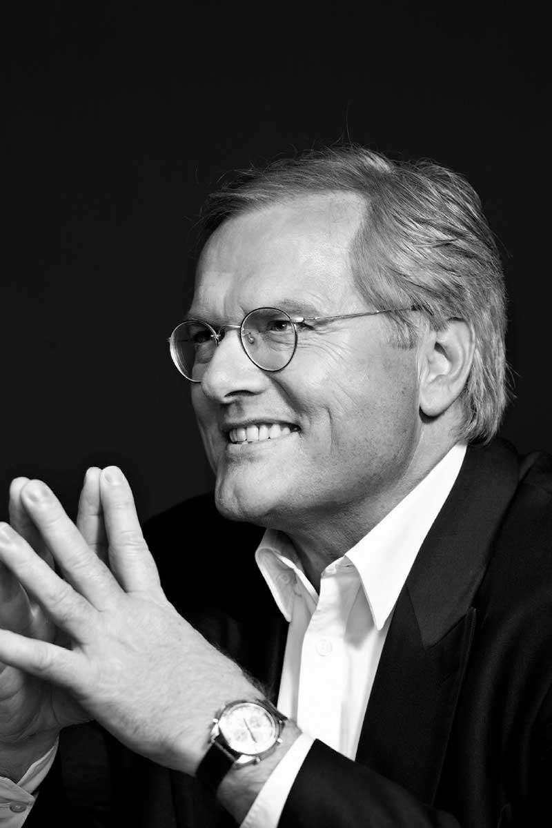 fred maro mit verschränkten Händen in schwarz weiß