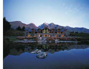 Arbeitsumfeld Neuseeland ein romantische Villa am See im Hintergrund eine Berglandschaft