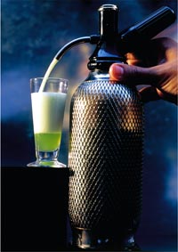 Schaumcocktail wird in ein Glas gefüllt 