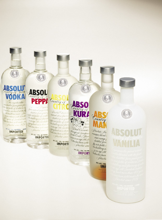 verschiedene Absolut Vodka Flaschen, darunter Vanille und Mango 