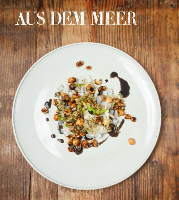 : Markknochen mit Schnecken, Kräuter-Schwarzkümmel-Creme und auf Apfelholz : Markknochen mit Schnecken, Kräuter-Schwarzkümmel-Creme und auf Apfelholz