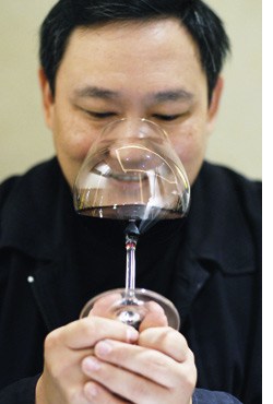 Iggy Chan mit einem Glas Wein 