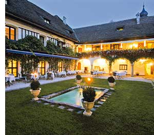 der Innenhof des Hotel Schloss Leonstain mit einem kleinen Biotop und Puchsbaeumchen 