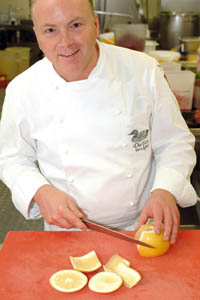 Wodarz Hammes beim Schälen einer Grapefruit 