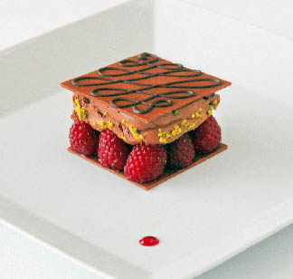 FEUILLE VON SAO THOMÉ- & GIANDUJASCHOKOLADE MIT TRAUBENKERNÖL, HIMBEEREN IN SAFRANMARINADE & HIMBEERSORB