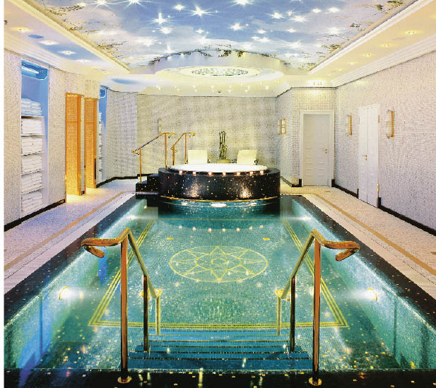 Wellnessoase ein swimmingpool mit arabischen mosaiken verziehrt gefolgt von einem whirlpool