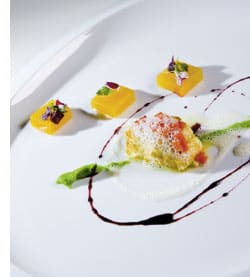 In Holzkohleöl gegarter Zander mit Passionsfrucht und Rotwein