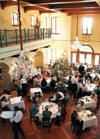 ein zweistöckiges Restaurant, gut besucht mit vielen Fenstern, aus der Vogelperspektive fotografiert 