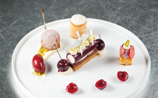 Kirsche mit Valrhona Ivoire, Kokos, Zimt