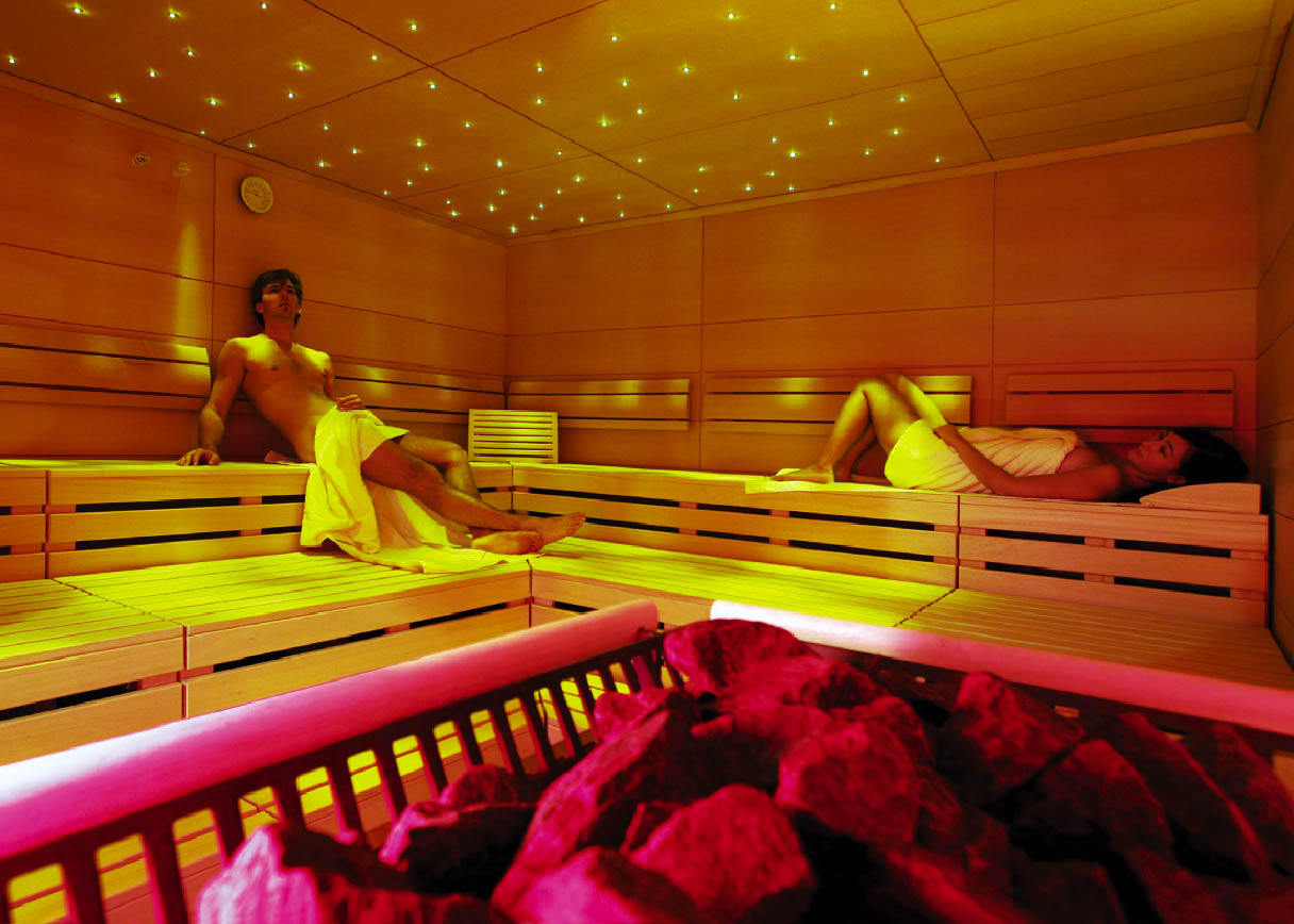eine Dame und ein Herr liegen in der Sauna 