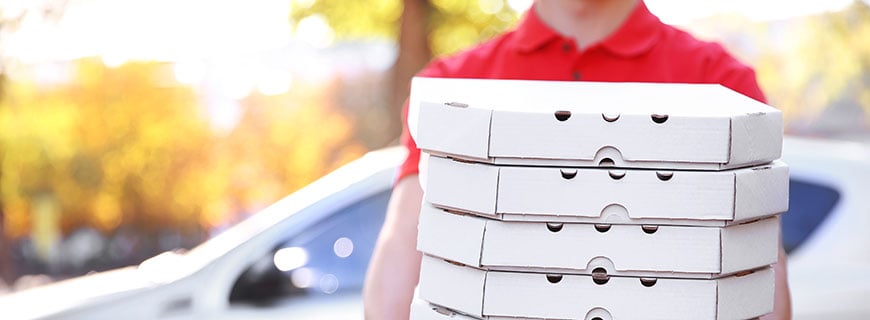 Pizzabote mit Kartons