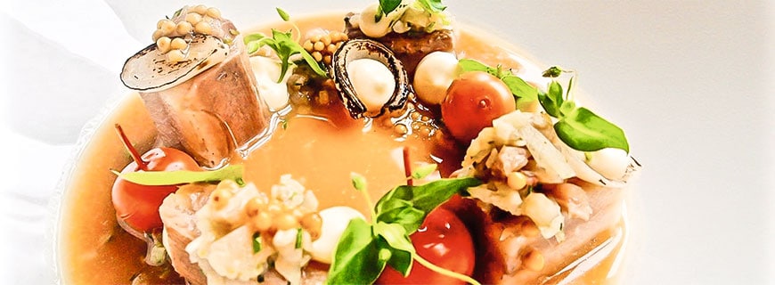 Nicolas Rathges Rezept „Matjes mit Röstzwiebel-Aromen, Wildapfel, Perlzwiebel und Vogelmiere“