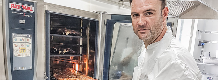 Perfekt aufeinander abgestimmt: In seiner Forschungsküche schätzt der Koch Oliver Scheiblauer am SelfCookingCenter® 5 Senses besonders die präzise Kerntemperaturfühlung 