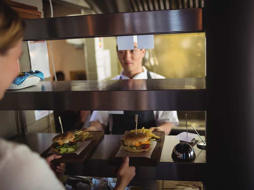 Restaurant, Burger kommen aus der Küche