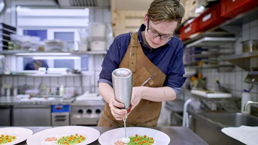 Der Chef-Pâtissier des Restaurants la vie, Roman Aster, beim Anrichten