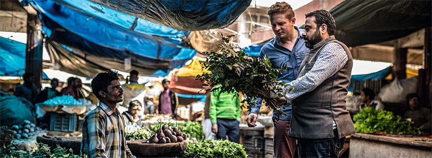 Manish Mehrotra (re.) und Martin Klein am Markt in Neu-Delhi Manish Mehrotra (re.) und Martin Klein am Markt in Neu-Delhi